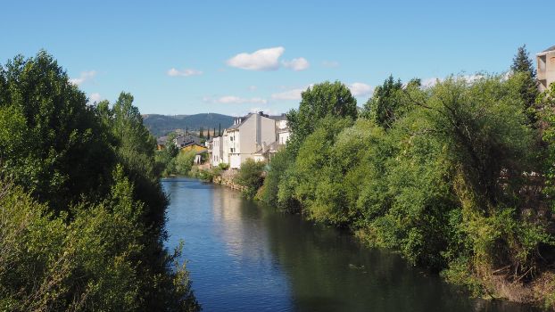 Río Cúa desde el puente de entrada a Cacabelos