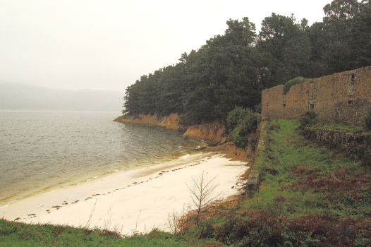 Playa de Caolín y antigua fábrica de salazón