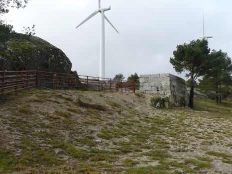 Windmill next to the Faro das Laceiras hill