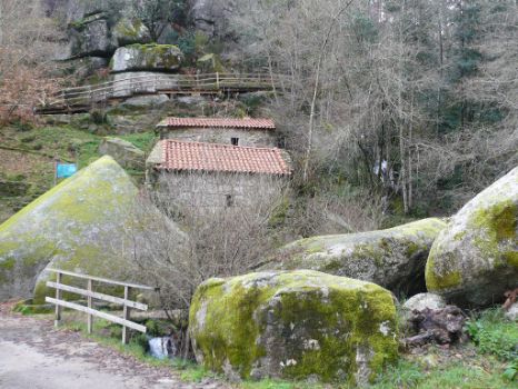 Molinos junto al área de descanso de A Veronza