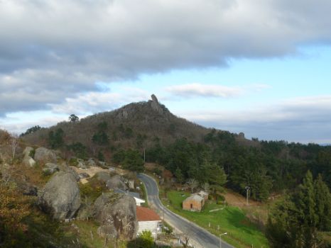 Vista de Pena Corneira, donde se aprecia el área de descanso a sus pies.