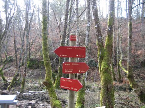 Post with directions next to the Abelenda rest area