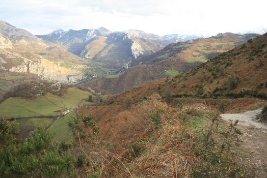 Vistas del macizo de Peña Mea a espaldas del camino natural