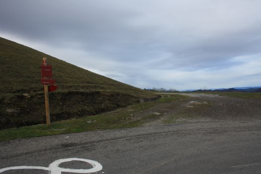 La ruta asciende por carretera hasta una pista que se dirige a la antigua mina de Coto Bello