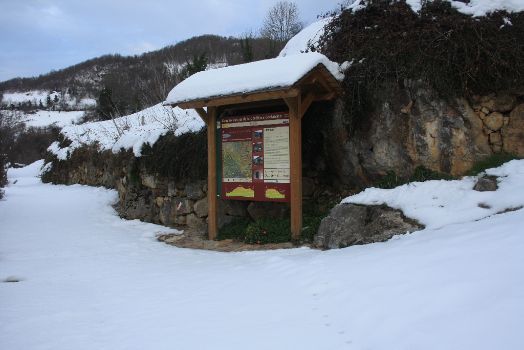 Panel de final de etapa entre la nieve en Llanuces