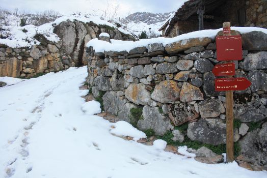 El primer sector de la etapa asciende por las calles de Llanuces