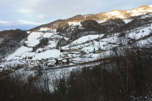 Vista del pueblo de Llanuces desde el trazado alternativo