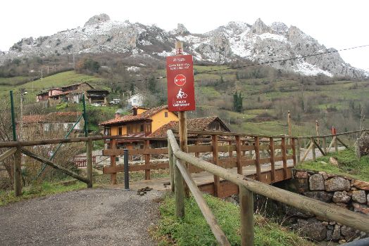 La Senda del Oso cruza varias veces el río Trubia por puentes de madera