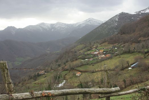 Vista del núcleo rural de Villamayor, en el concejo de Teverga