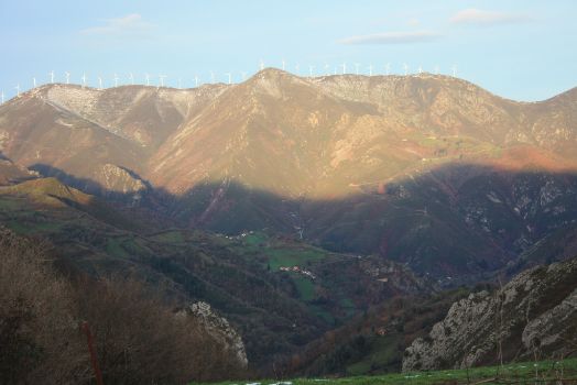Parque eólico sobre la Sierra de Begega