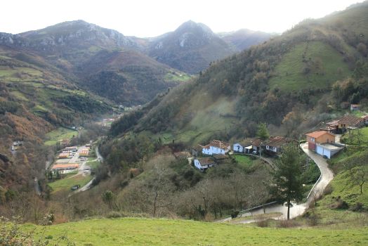 El camino asciende por carretera sobre Posadorio en dirección a Cezana