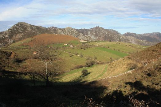 Braña Extremera y Pena el Castiellu, con sus molinos eólicos