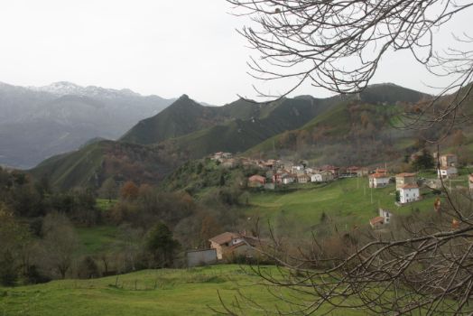 La ruta atraviesa el núcleo rural de Arangas