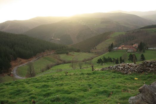 El camino sale por carretera de Llamas del Mouro y gira a la derecha