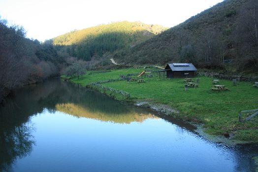 Área recreativa de Ferreira, al otro lado del río Agüeira
