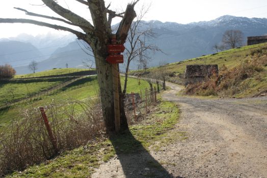 Tramo del camino sobre la ladera del Picu Canciello