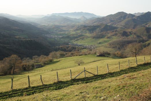 Vistas del valle del río Güeña desde el camino