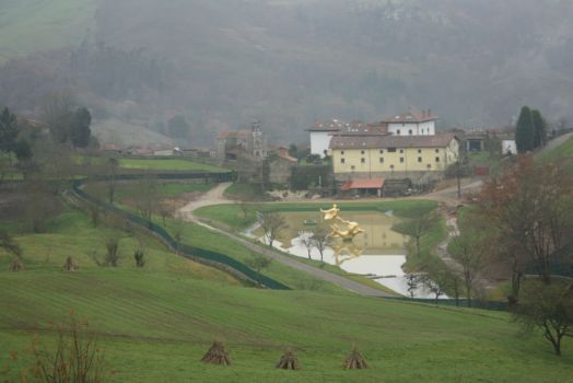 Imagen de la población de Labra, con la iglesia de San Bartolomé