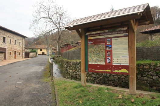La ruta parte en la plaza de Villamayor, situada en la entrada del pueblo