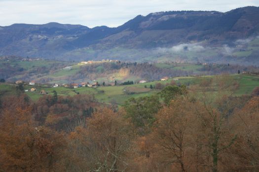 El sendero ofrece unas magníficas vistas de las sierras circundantes
