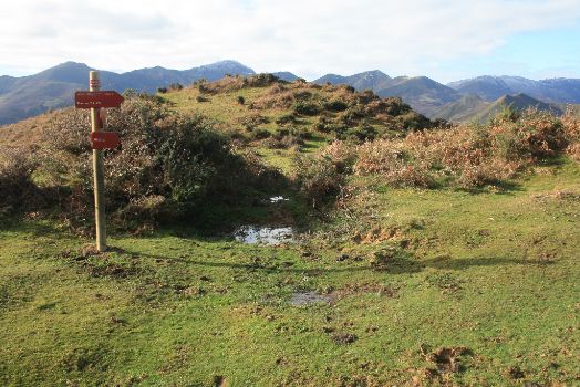 Señalización del sendero tras ascender desde El Collau