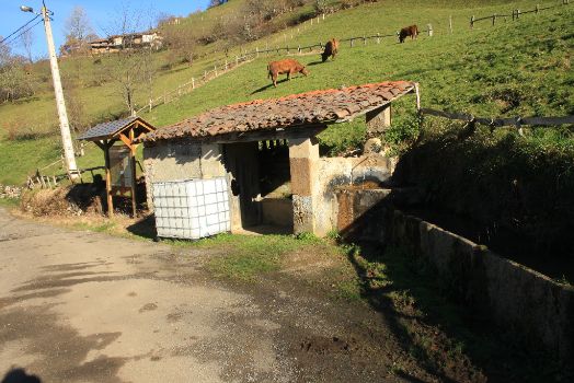 Lavadero de Fresnedal, junto al panel de fin de etapa