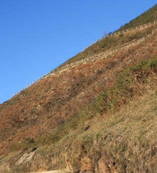 La pista está protegida por barandillas de madera en el margen sobre el terraplén