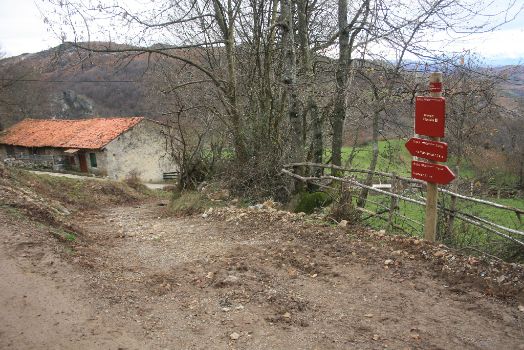 La pista de zahorra desciende hasta el albergue de Fayacaba, en la imagen