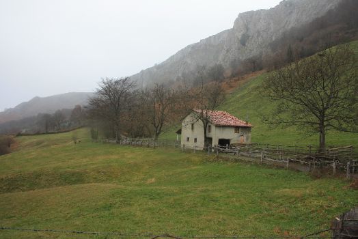 Los prados y cabañas salpican esta etapa del Camino Natural