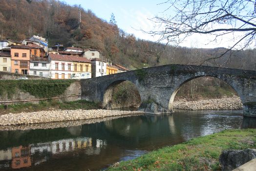Puente de Arco, sobre el río Nalón