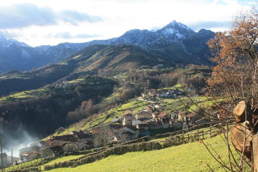 La ruta atraviesa el núcleo rural de La Pomarada