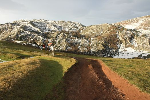 Alternativa por pista de tierra hacia Yernes y el Áula Vital