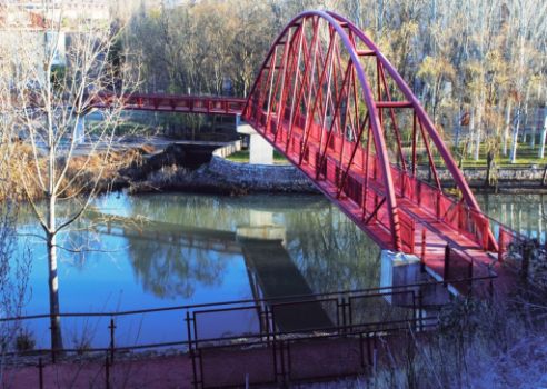 Pasarela peatonal sobre el río en Aranda de Duero
