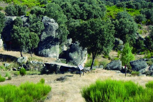 Pontón de piedra sobre arroyo