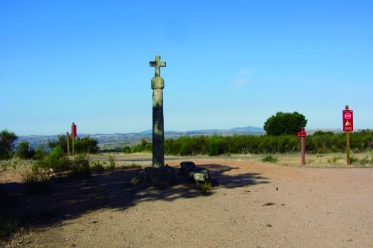 Cruz de piedra junto a cruce
