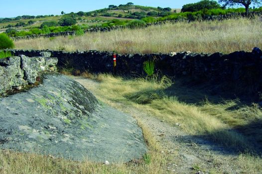 Muro sobre afloramiento de granito