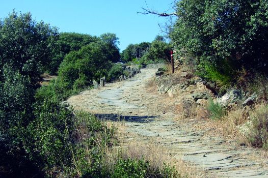 Ascenso por sendero pedregoso