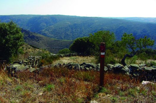 Senda de bajada con los arribes al fondo