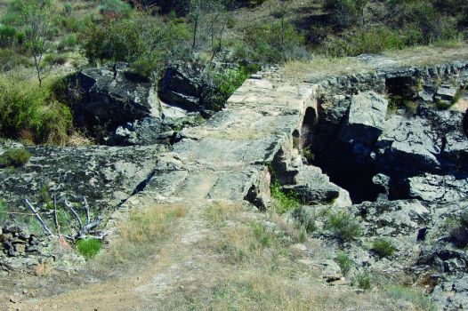 Puente de los Ojos sobre el río Cameces