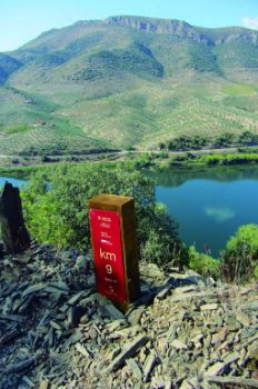 En el sendero de descenso a Vega Terrón con el Duero al fondo