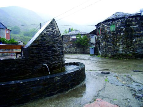 Fuente en la plaza de Burbia