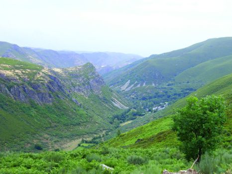 Valle abajo, al fondo el pueblo de Porcarizas