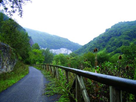 Pasarela peatonal sobre el río Trubia