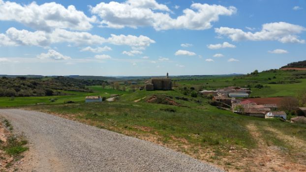 El camino a su llegada a Montoto. Vista de la iglesia de San Esteban