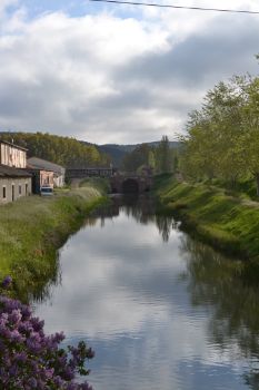 Al fondo, Nacimiento del Canal de Castilla