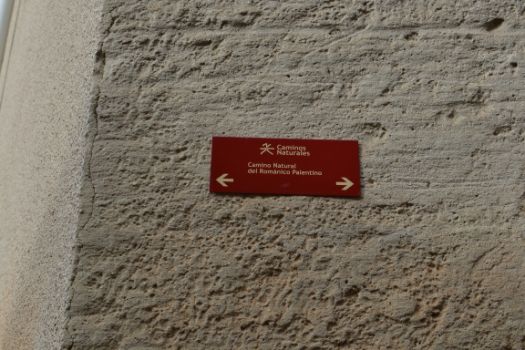 Detalle de las placas de orientación en los pueblos