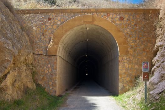 Túnel dotado con iluminación artificial