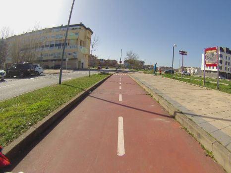 Panel urbano del Camino Natural junto al carril bici