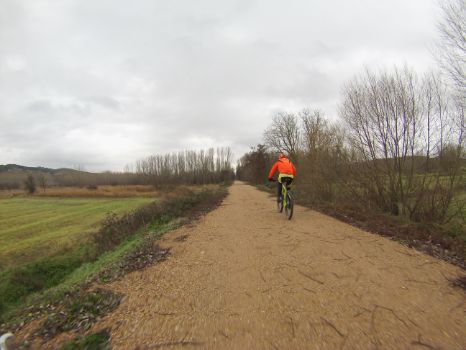 Cicloturista realizando el Camino Natural S-M