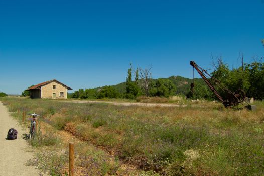 Grúa y almacén en antigua estación de Daroca